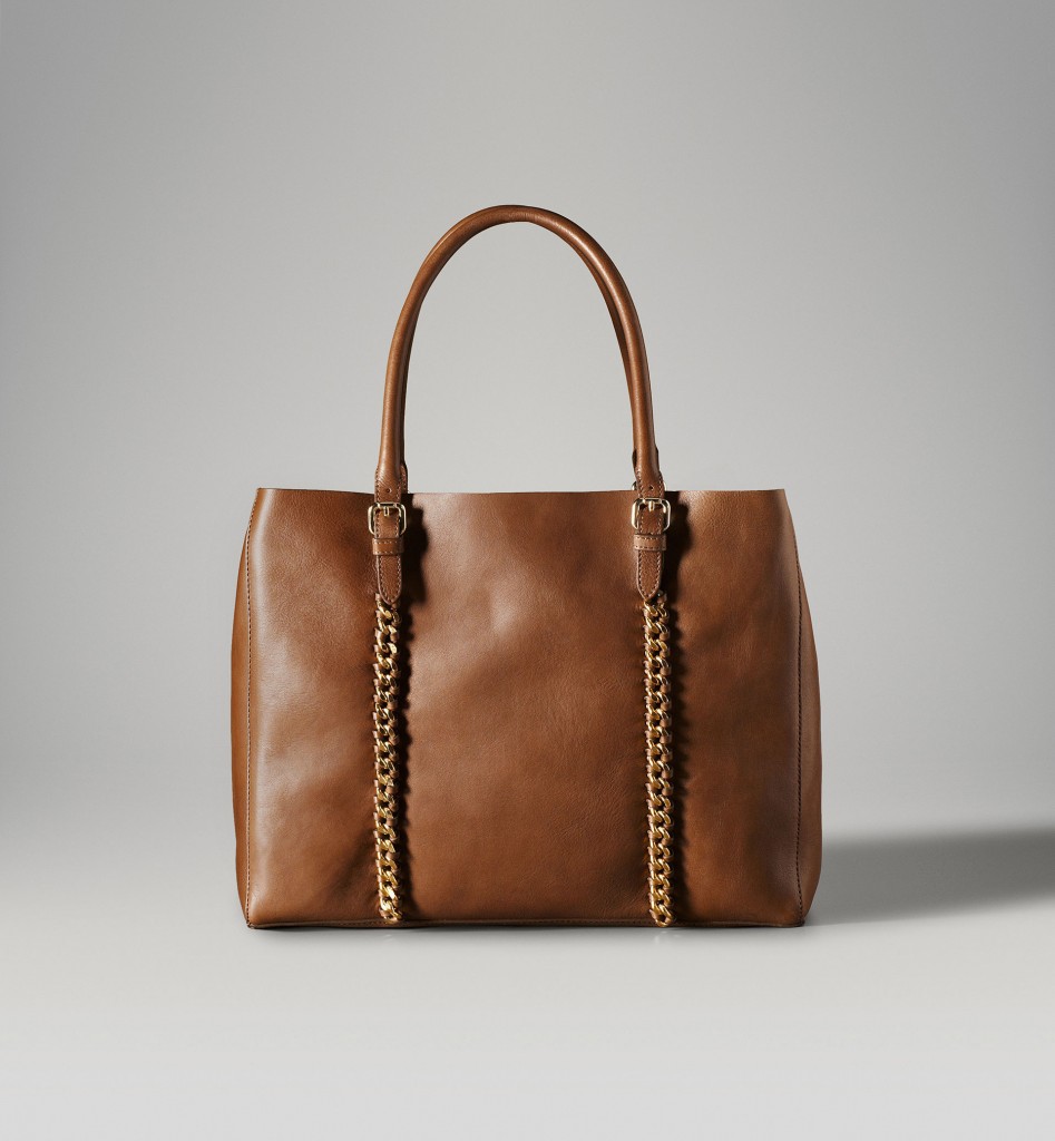 Κρατήστε μια άνετη και μοντέρα τσάντα χειρός στις καθημερινές σας εμφανίσεις-1