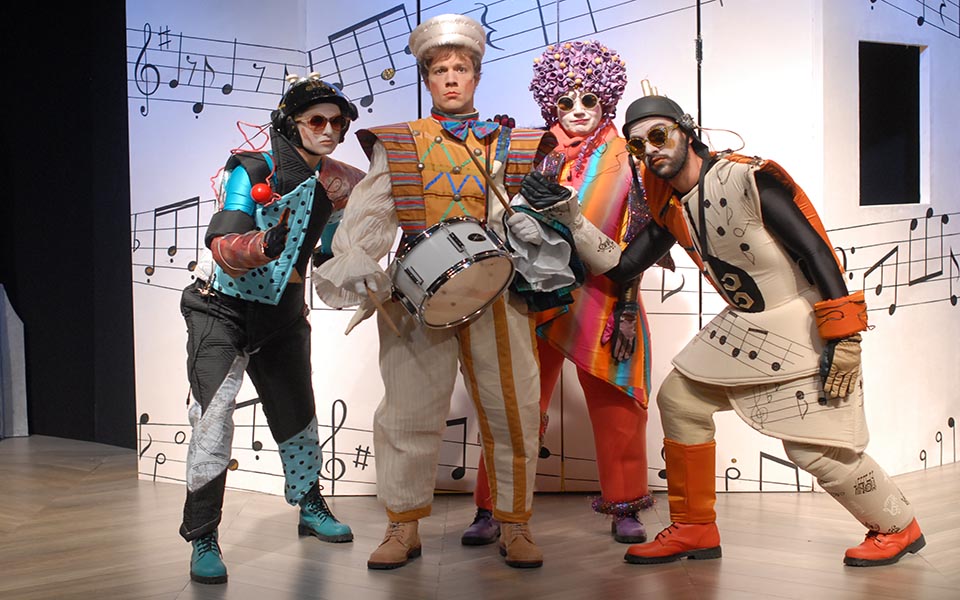 Κερδίστε προσκλήσεις για την παράσταση «Τύμπανο, τρομπέτα και κόκκινα κουφέτα»-1