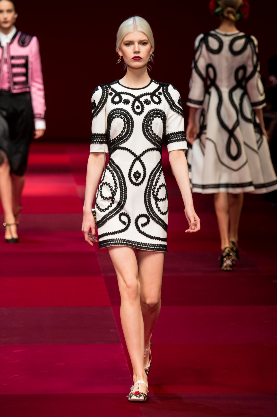 5 ασπρόμαυρα φορέματα για κομψά office looks-1