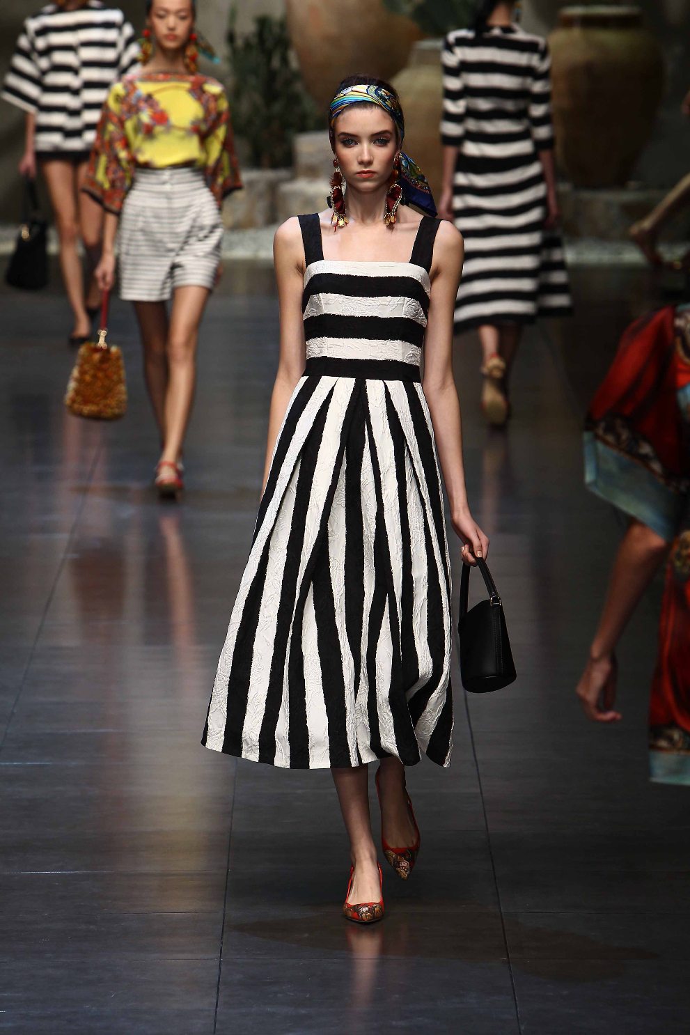 Υπέροχα midi φορέματα για κομψές εμφανίσεις-1