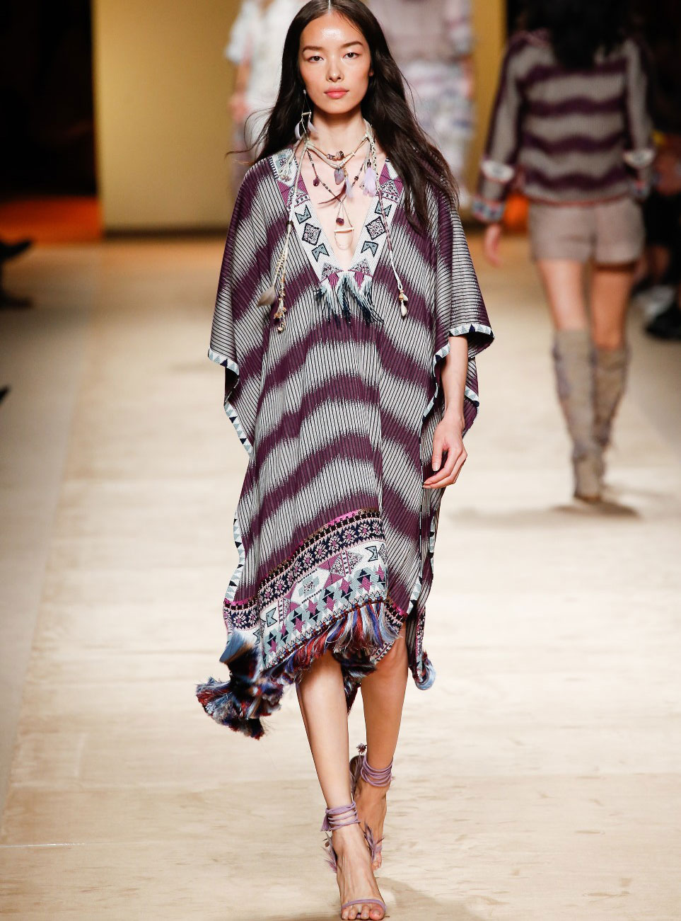 Κομψά καφτάνια και τσάντες για την παραλία-1