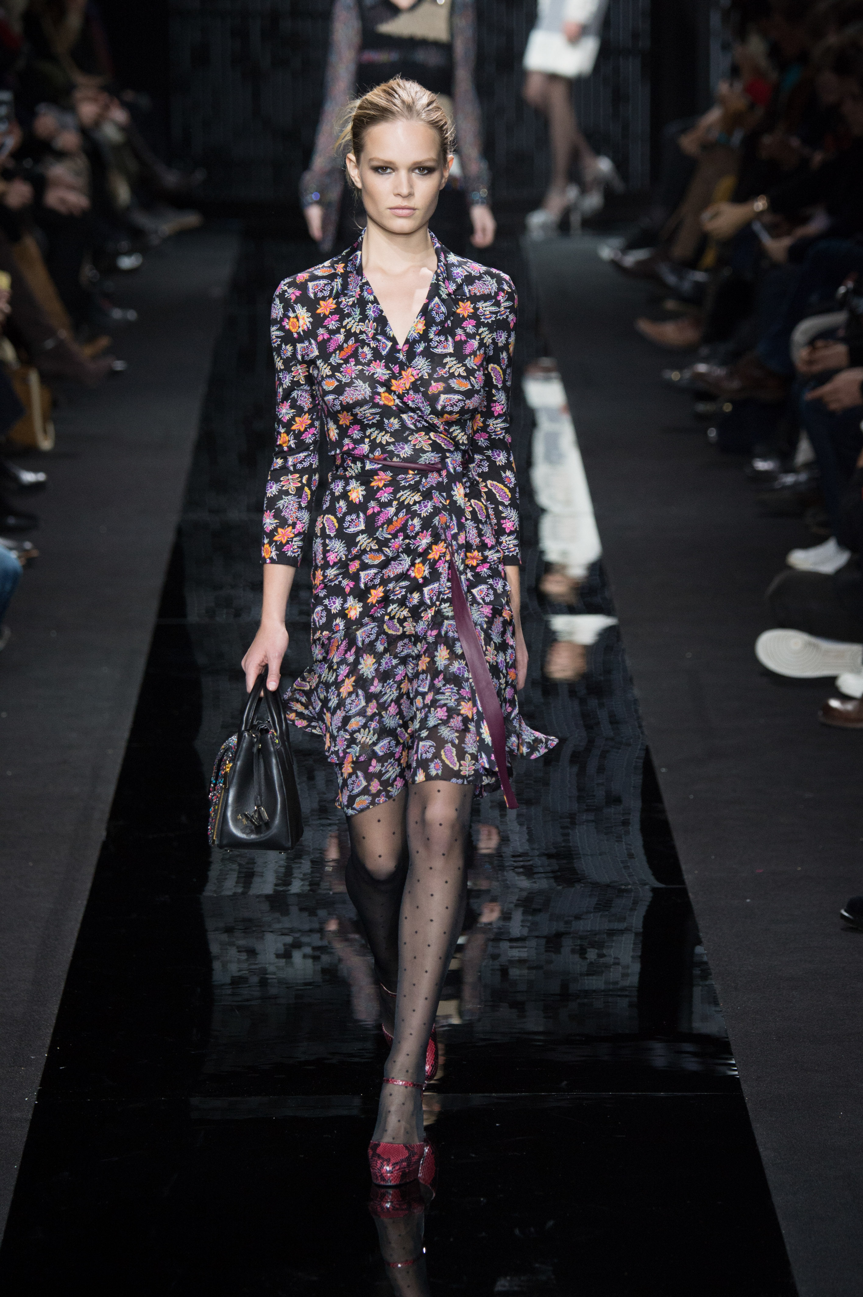 Wrap φορέματα για στιλάτες χειμωνιάτικες εμφανίσεις-1