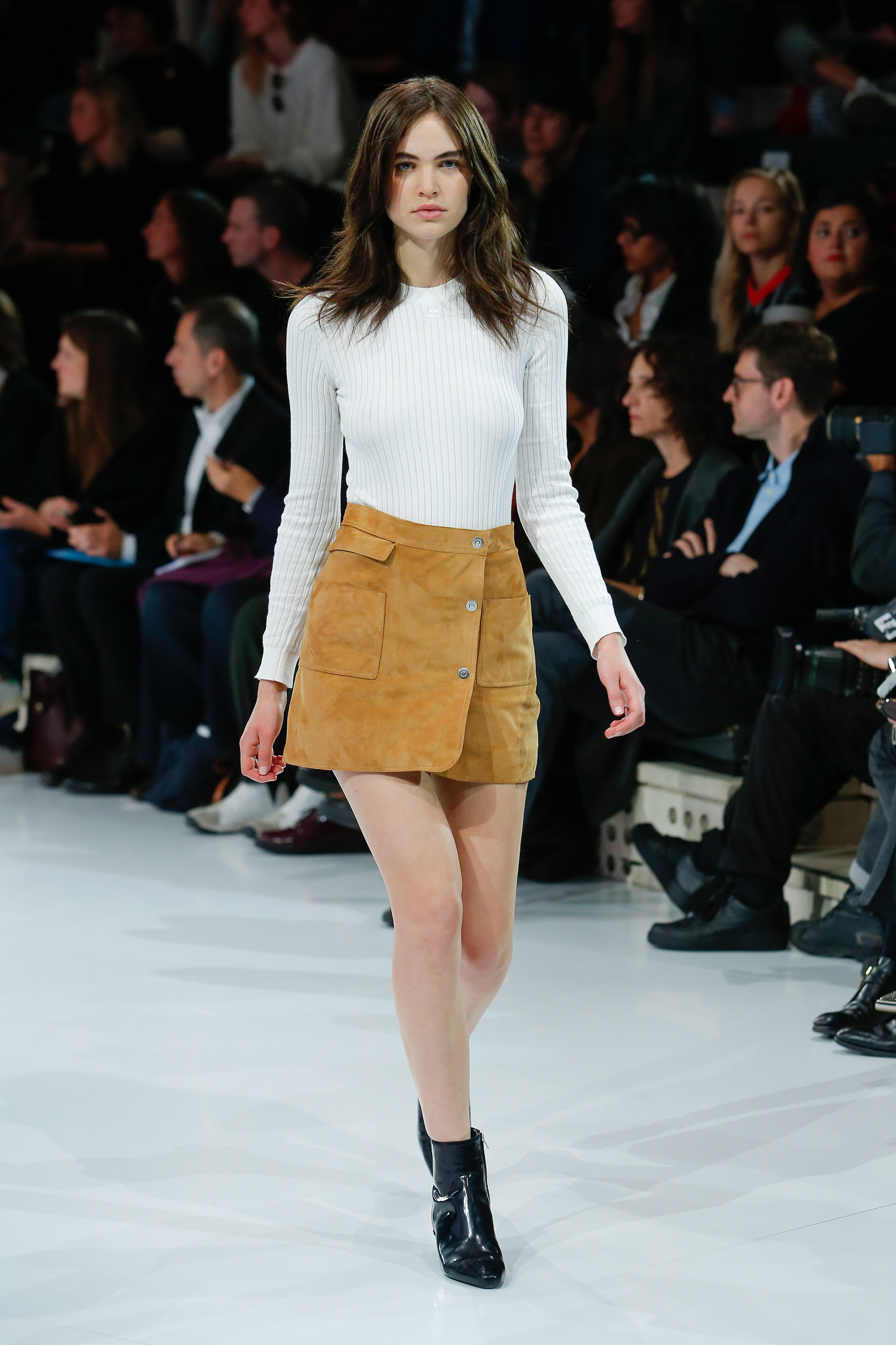 Mini φούστα: Κομψές και μοντέρνες εμφανίσεις-1