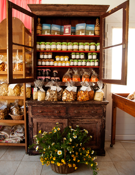 «Το ντουλάπι της γιαγιάς»: Χειροποίητες σπεσιαλιτέ της Τήνου-2