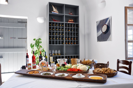 Γιώργος Χατζηγιαννάκης: «Ο,τι γράφει δίπλα Σαντορίνη πουλάει αμέσωs»-2