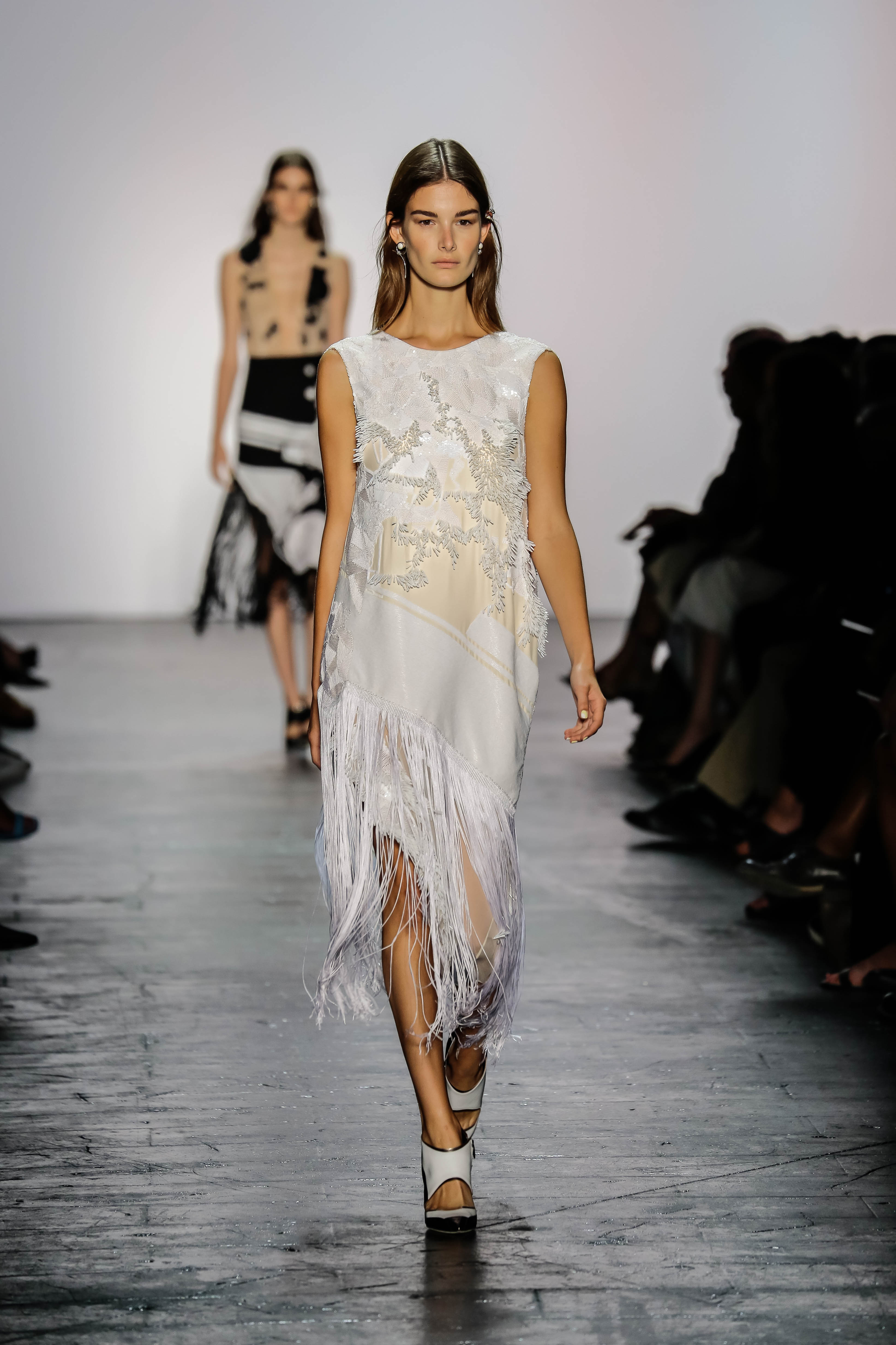 Λευκά φορέματα: Tο must της καλοκαιρινής γκαρνταρόμπας-1