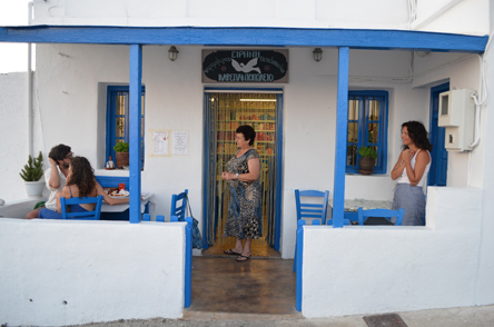 Καφεπαντοπωλείο της κ. Ειρήνης στη Φολέγανδρο-1