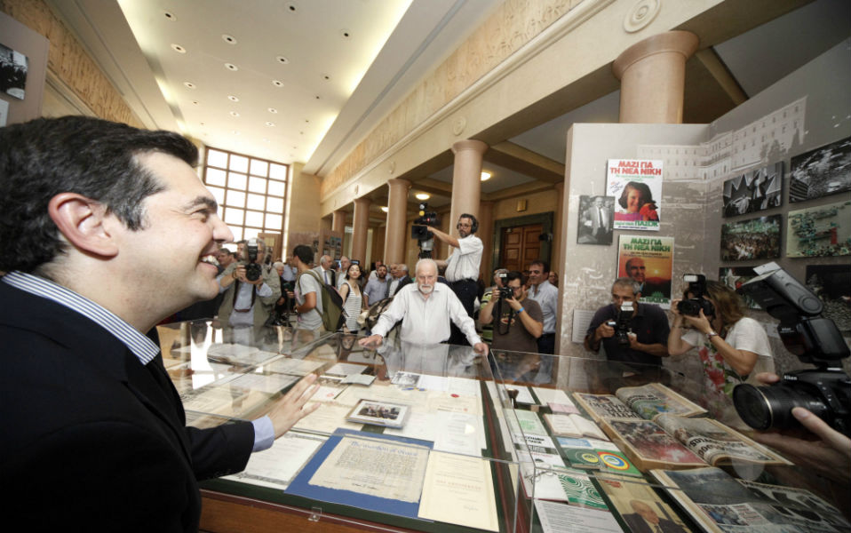 Ο Τσίπρας, οι αφίσες του ΠΑΣΟΚ και η μάχη γενεών στη Βρετανία-1