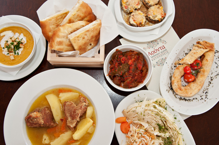 Η Λούντα στη Μύκονο: Κυκλαδίτικα υλικά – Ουκρανίδα μαγείρισσα-1