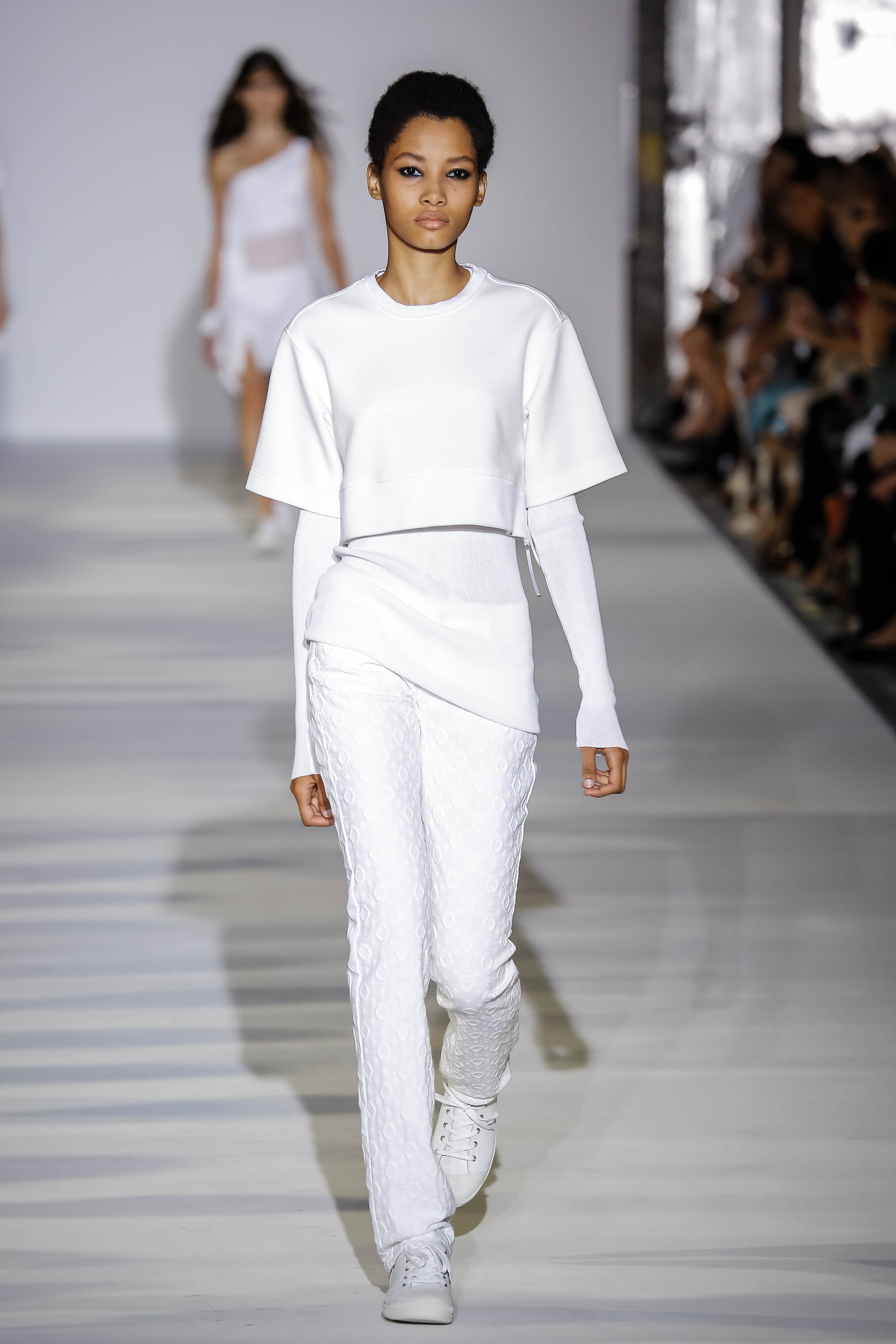 Λευκό τζιν παντελόνι: Fashion tips για τις καλοκαιρινές εμφανίσεις σας-1