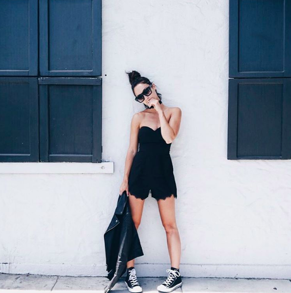 Casual look: Playsuit και sneakers-1
