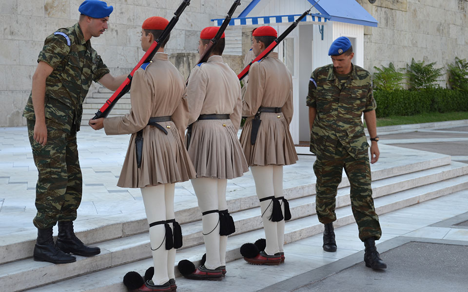 Ο κώδικας επικοινωνίας των ευζώνων και οι… αδιάκριτοι τουρίστες-1