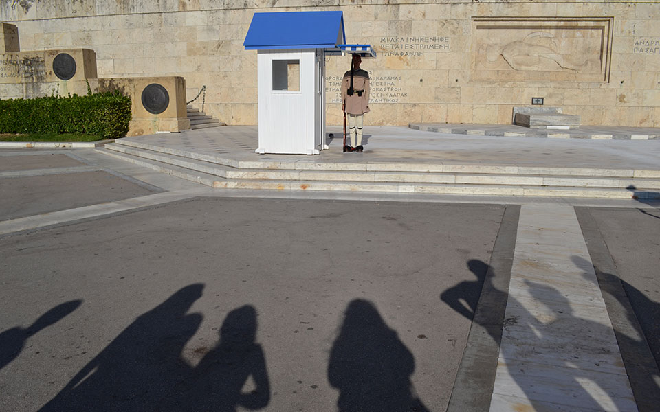 Ο κώδικας επικοινωνίας των ευζώνων και οι… αδιάκριτοι τουρίστες-3