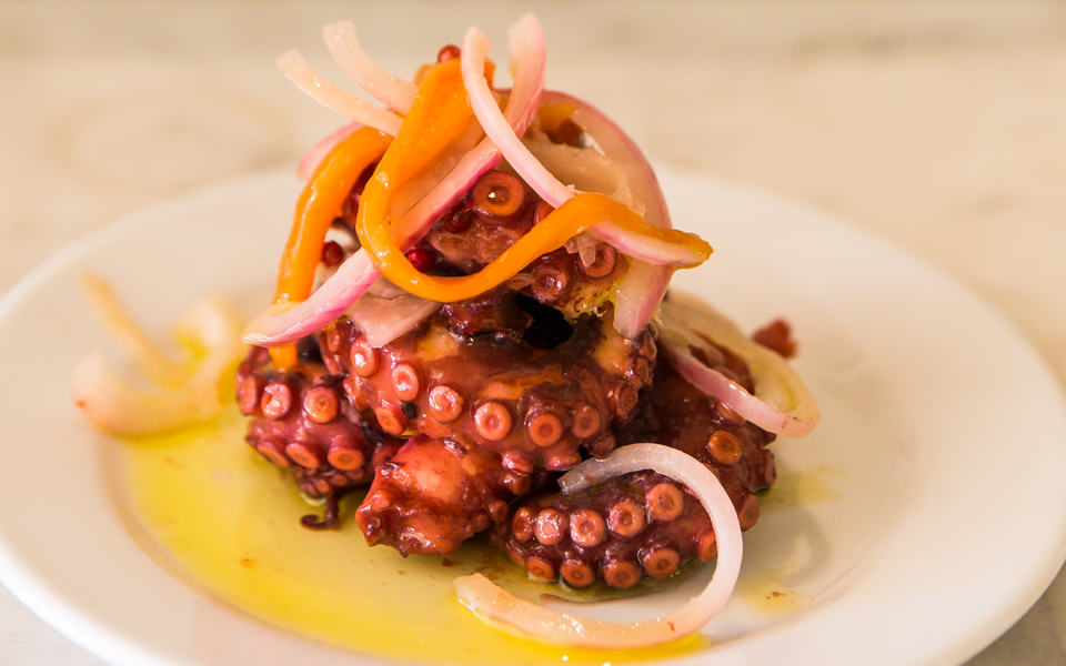 «Ο Σκοτάδης»: ουζερί αστέρων-1