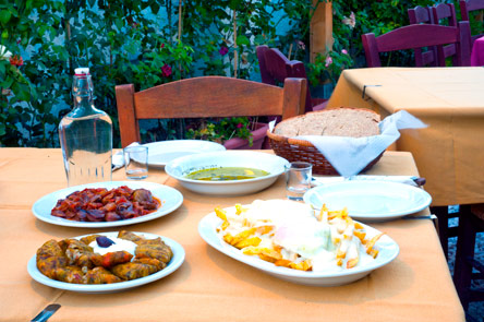 Ταβέρνα του Διοματάρη: Αυγά με στάκα και …χιονισμένο κατσίκι-1