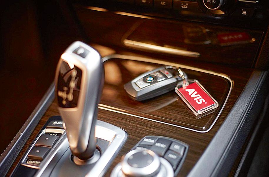 Ρέα Βερβίτα, Γενική διευθύντρια Rent a Car της Avis-1