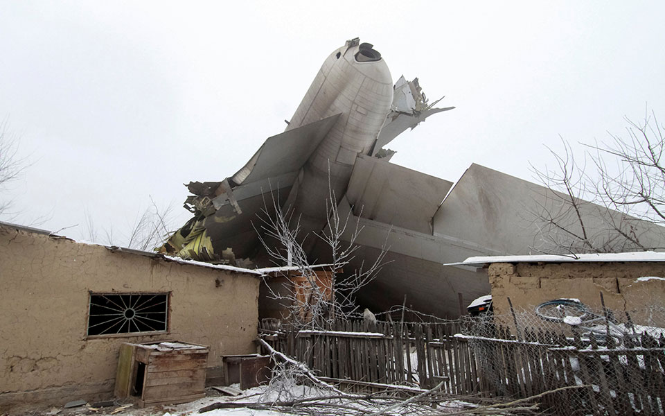 Αεροσκάφος τουρκικών αερογραμμών συνετρίβη σε χωριό του Κιργιστάν – Τουλάχιστον 37 νεκροί-1