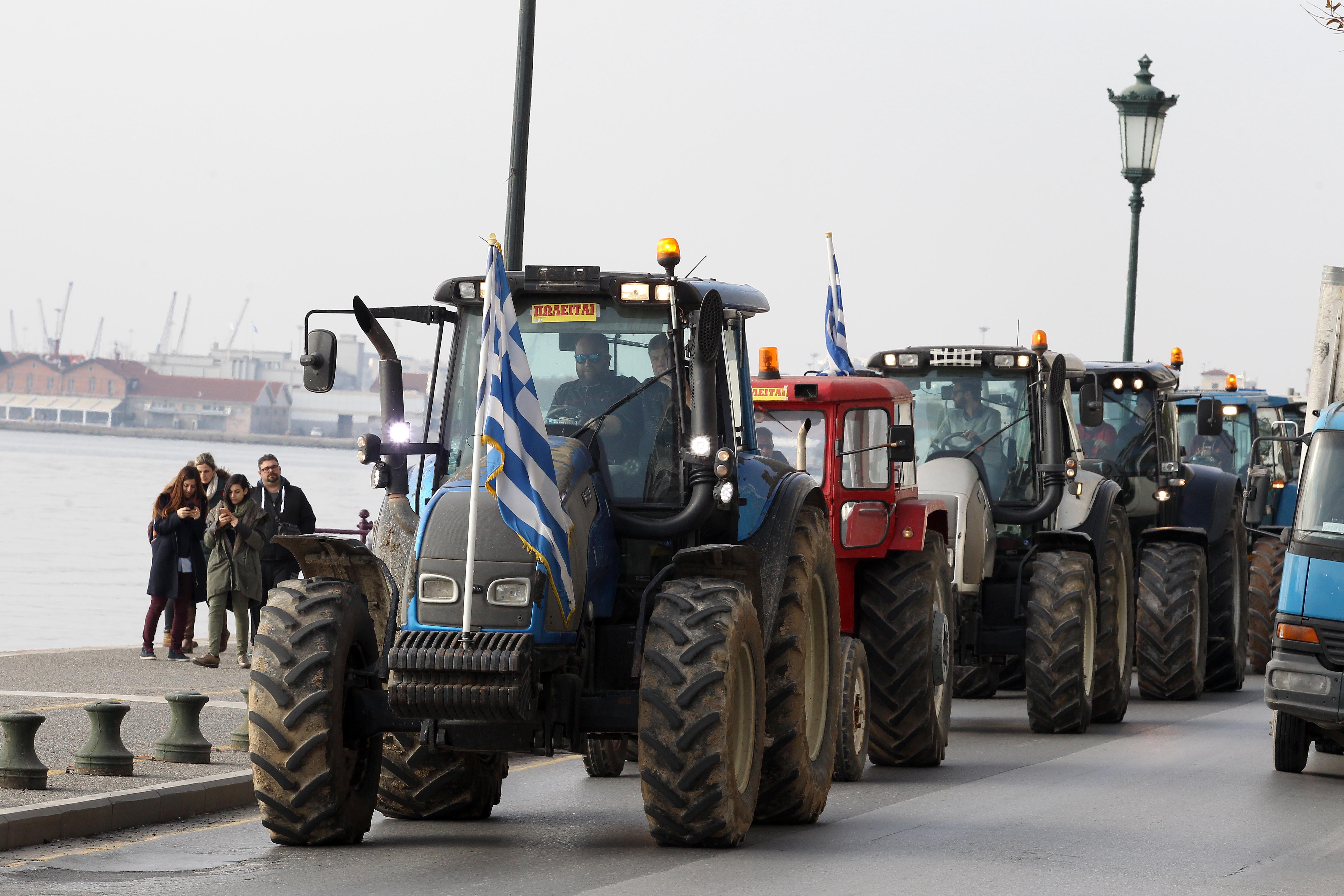 Στην «καρδιά» της Θεσσαλονίκης οι αγρότες – ένταση έξω από τη ΔΕΘ-2