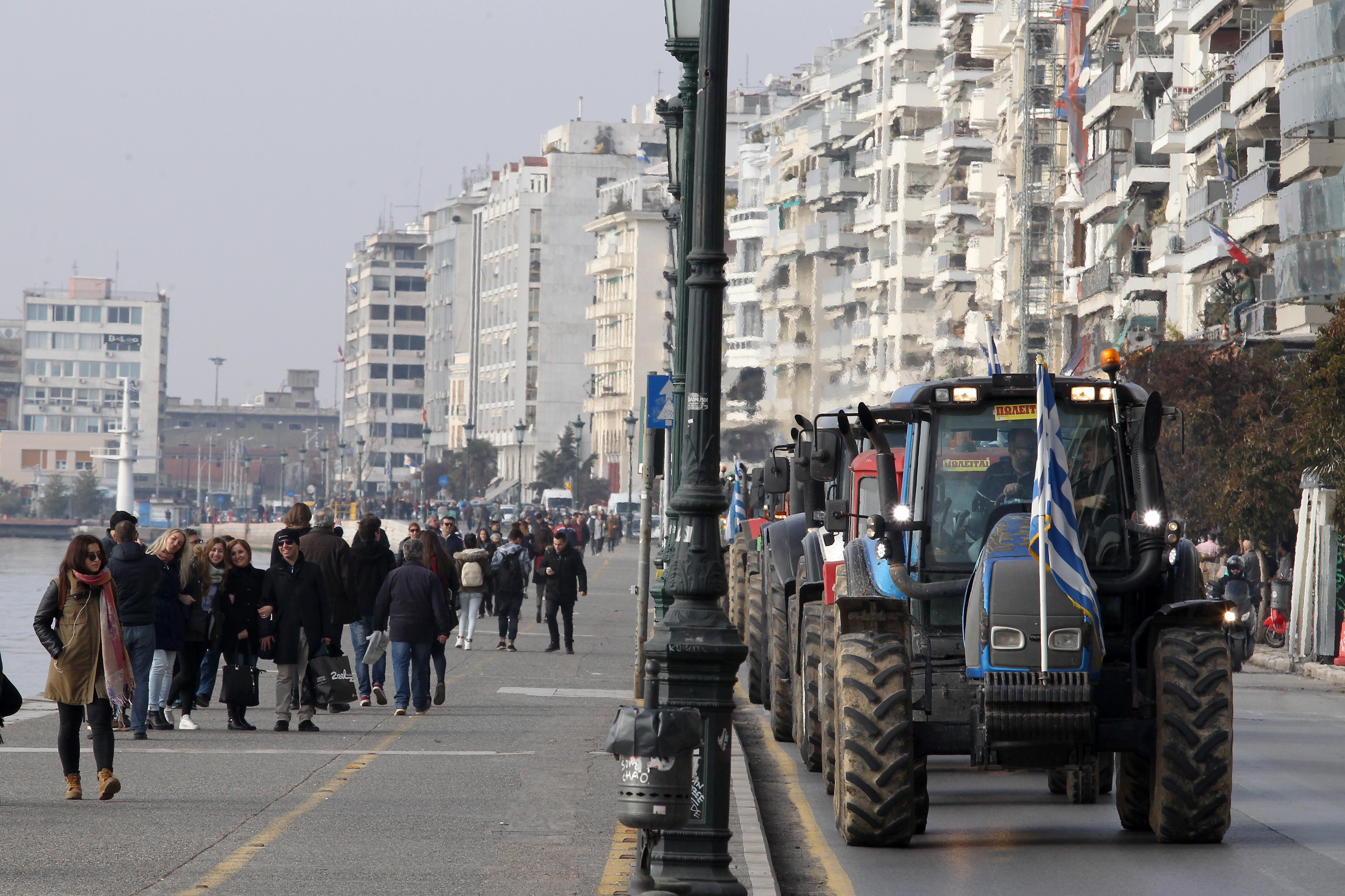 Στην «καρδιά» της Θεσσαλονίκης οι αγρότες – ένταση έξω από τη ΔΕΘ-1