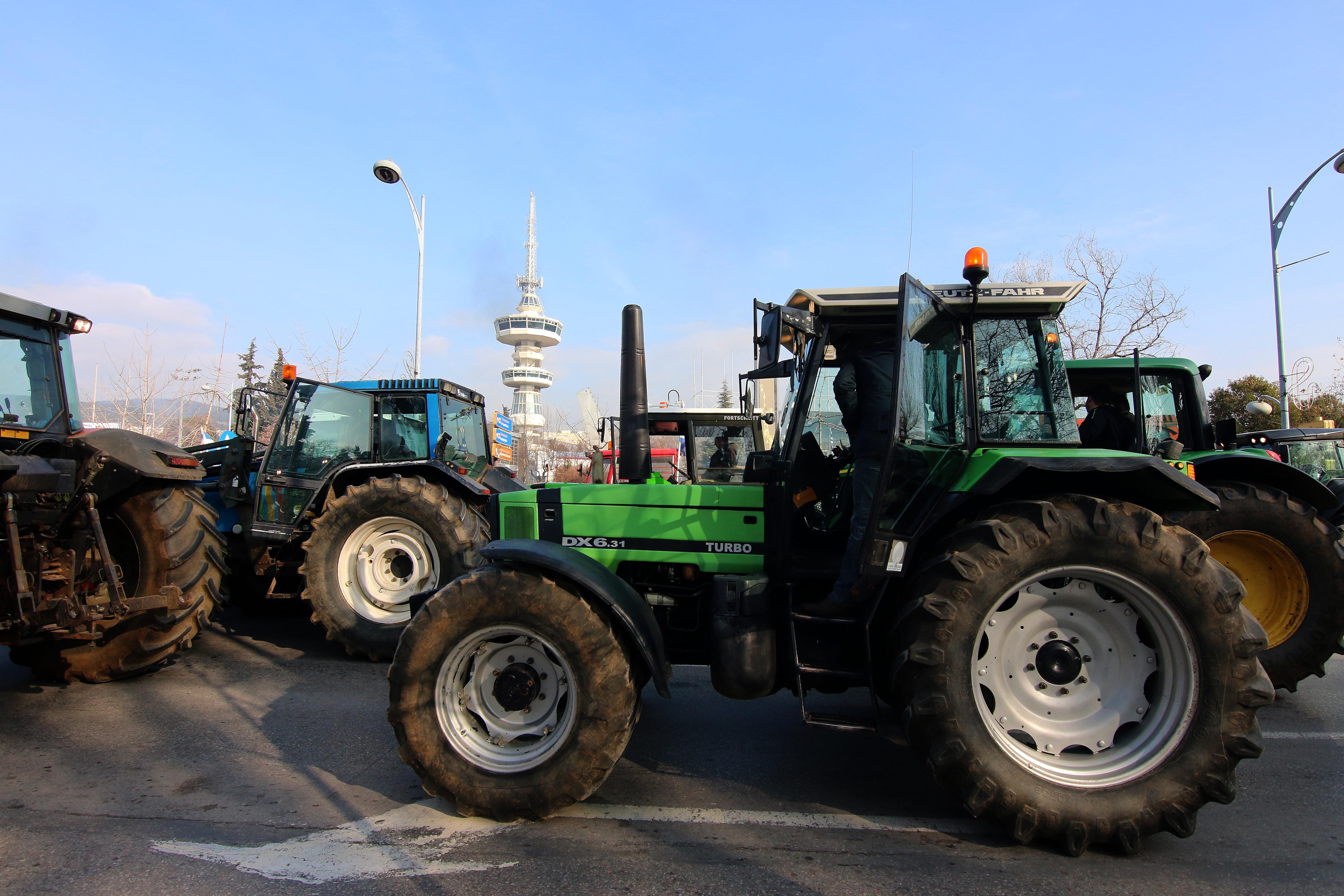 Στην «καρδιά» της Θεσσαλονίκης οι αγρότες – ένταση έξω από τη ΔΕΘ-4