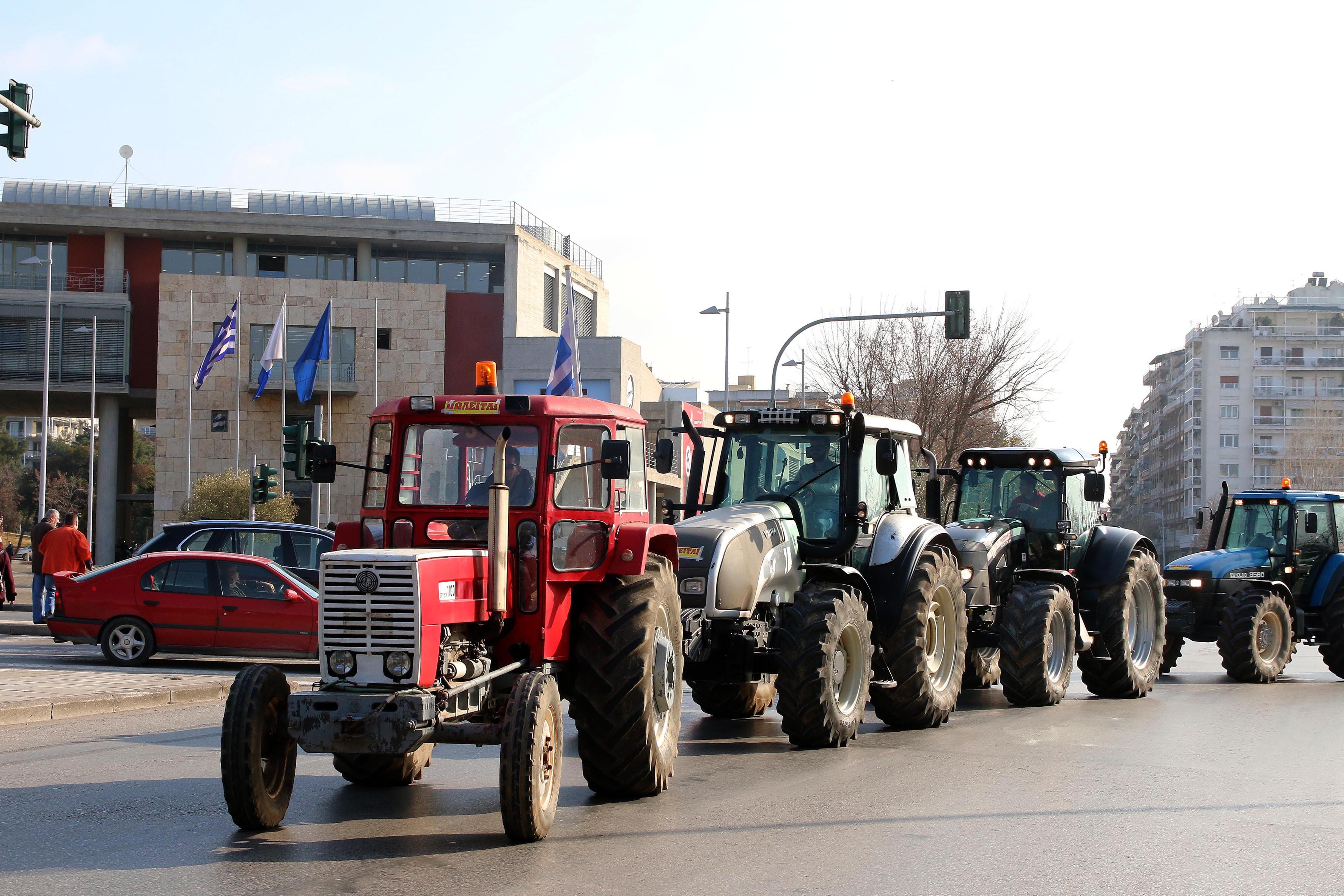 Στην «καρδιά» της Θεσσαλονίκης οι αγρότες – ένταση έξω από τη ΔΕΘ-3