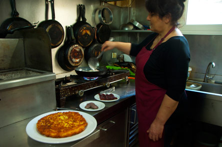 Μπάρμπα Αλέξης: παστουρμαλί και χούμους Αντιόχειας-1