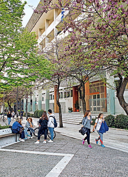 Λάρισα: Με όπλο τη ζωντάνια της-4