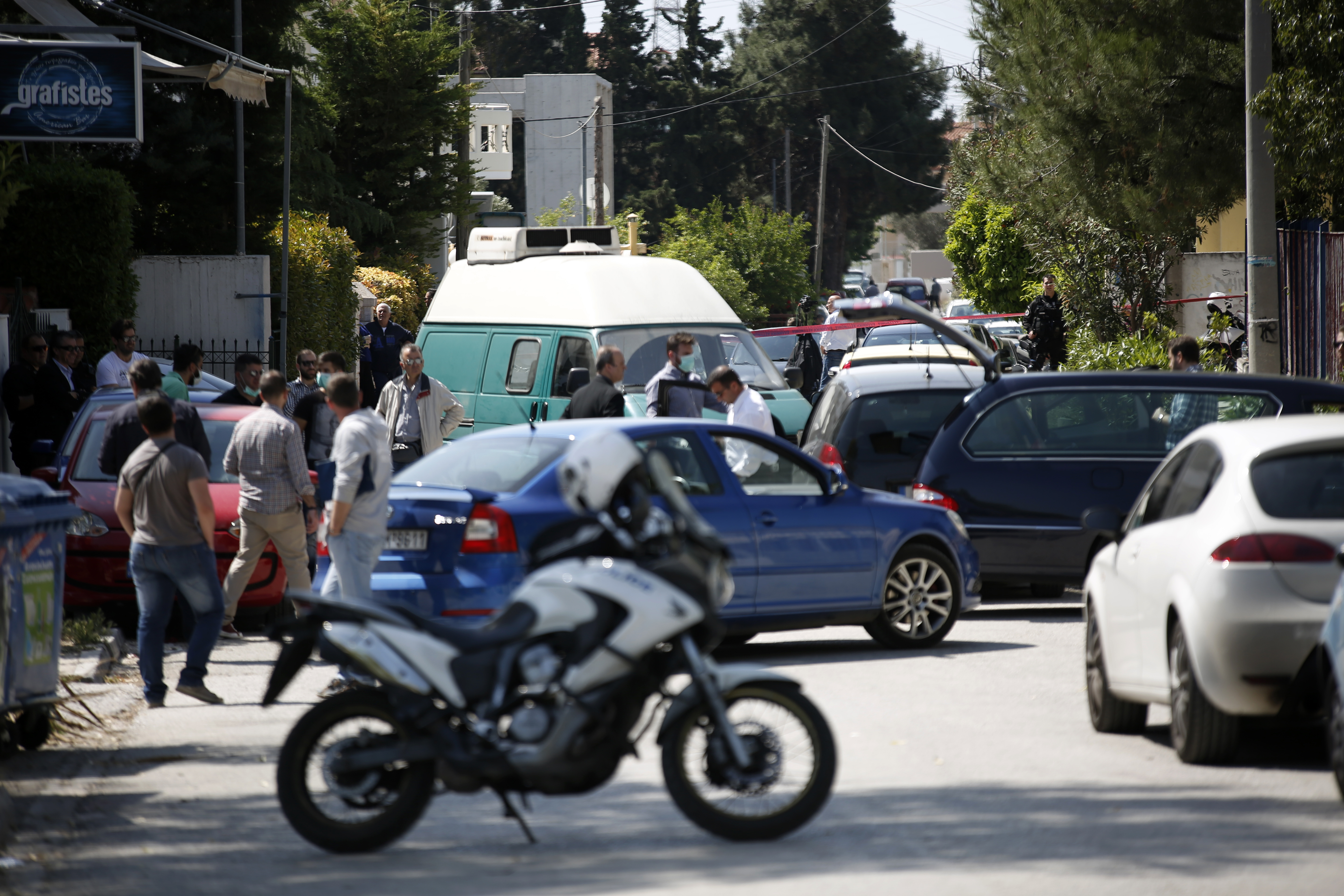 Εν ψυχρώ δολοφονία έξω από σχολείο στα Γλυκά Νερά – εννέα φορές πυροβόλησαν οι δράστες-1