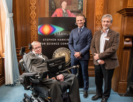 Ένα ειδικό OMEGA Speedmaster για τους νικητές του Μεταλλίου Stephen Hawking-1