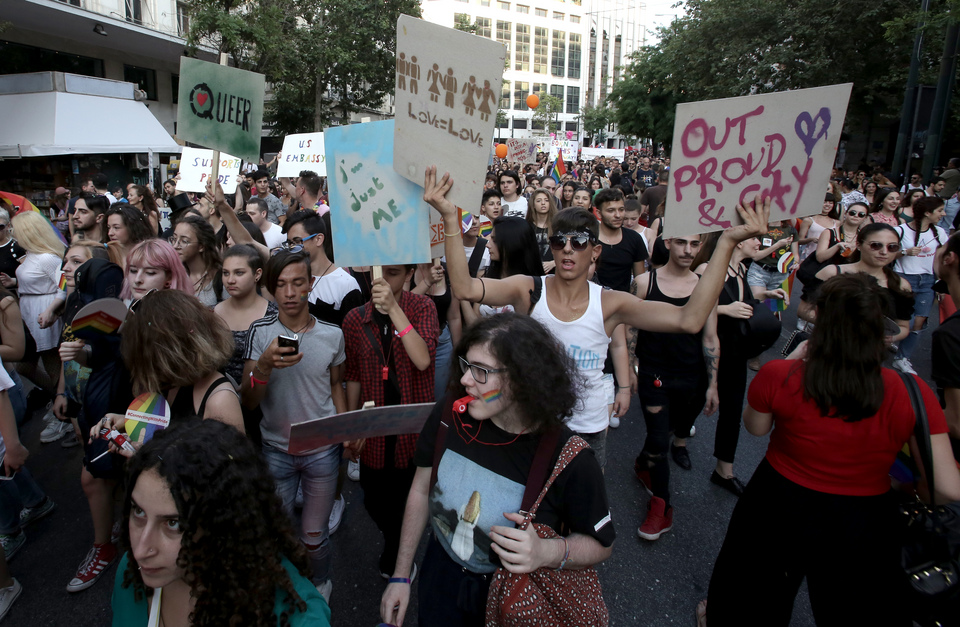 Εικόνες από την πολύχρωμη παρέλαση του Athens Pride-3