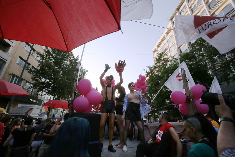 Εικόνες από την πολύχρωμη παρέλαση του Athens Pride-2