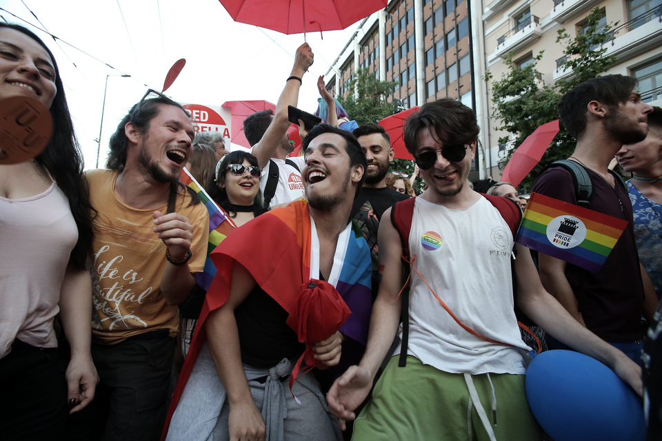 Εικόνες από την πολύχρωμη παρέλαση του Athens Pride-1