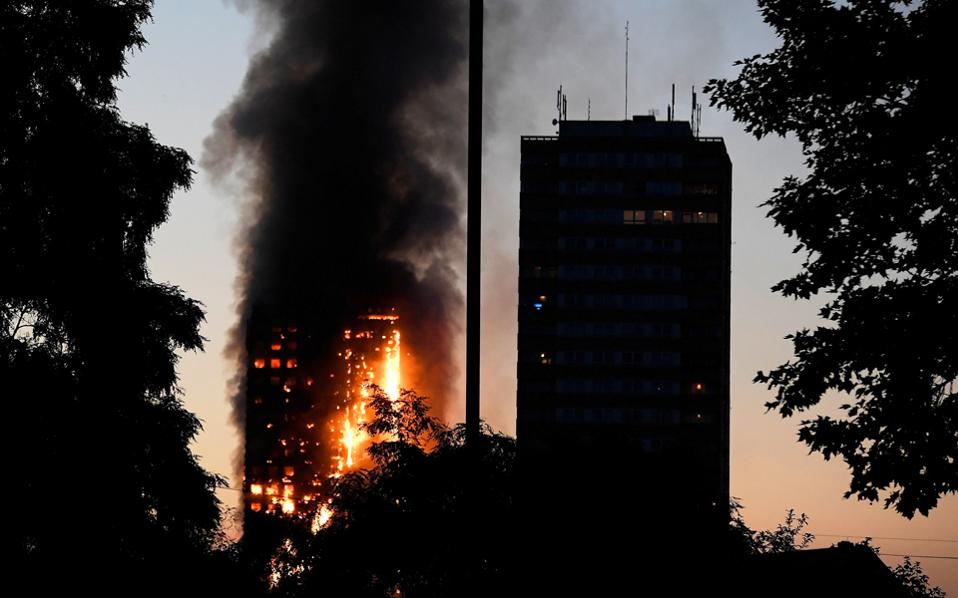 Λονδίνο: Τουλάχιστον 12 νεκροί και πολλοί αγνοούμενοι από την πυρκαγιά σε πολυώροφο κτίριο-7