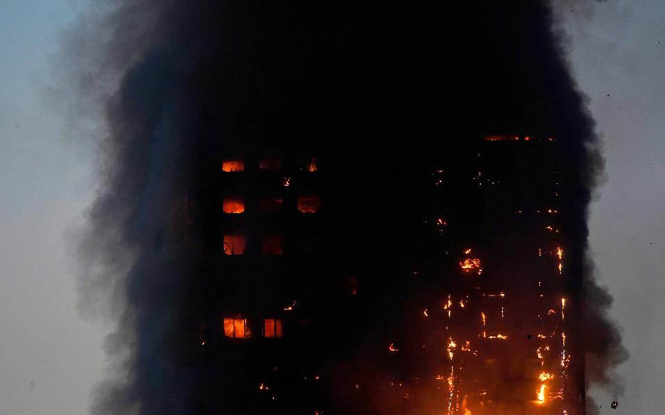 Λονδίνο: Τουλάχιστον 12 νεκροί και πολλοί αγνοούμενοι από την πυρκαγιά σε πολυώροφο κτίριο-5