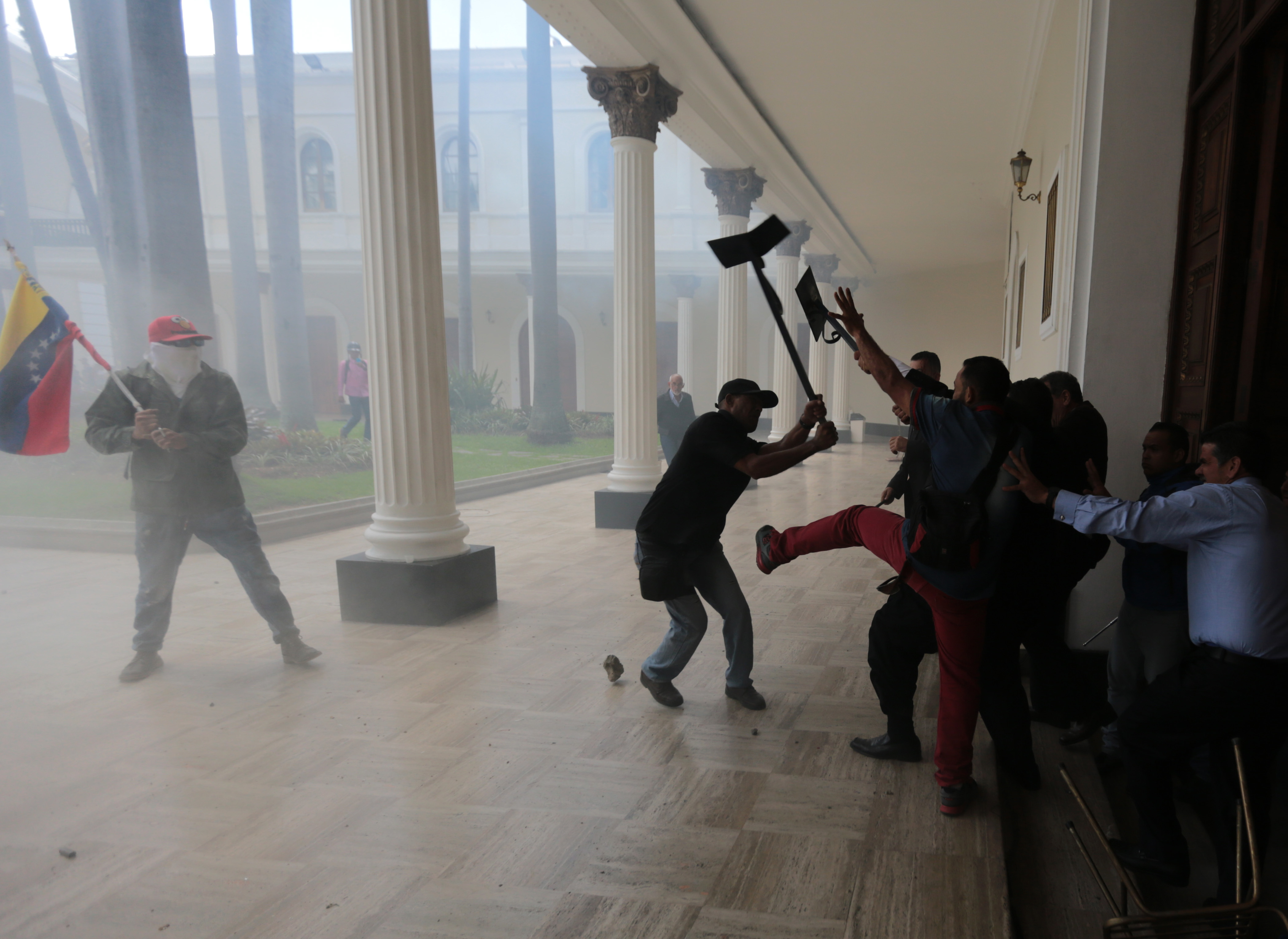 Βενεζουέλα: Τραυματίες από εισβολή υποστηρικτών του Μαδούρο στο κοινοβούλιο-2