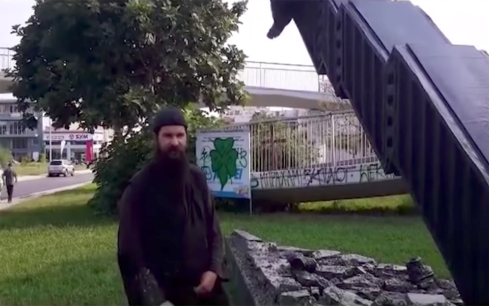 O «γραφικός» Πατέρας Κλεομένης του Youtube, εζήλωσε τη δόξα των τζιχαντιστών και καταστρέφει έργα τέχνης-2