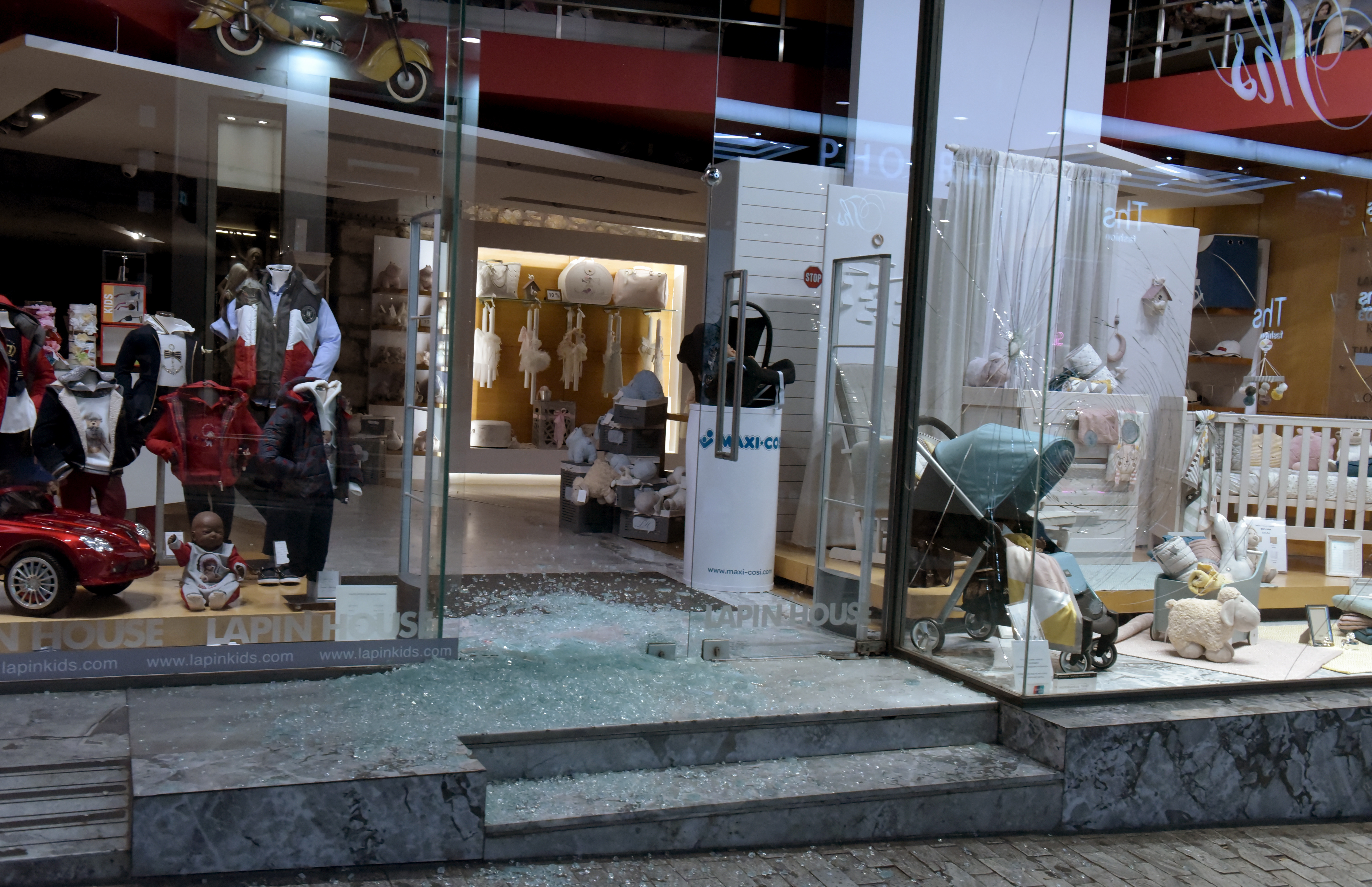 Πρωτοφανείς βανδαλισμοί σε καταστήματα στην Ερμού μετά την πορεία διαμαρτυρίας για την Ηριάννα-1