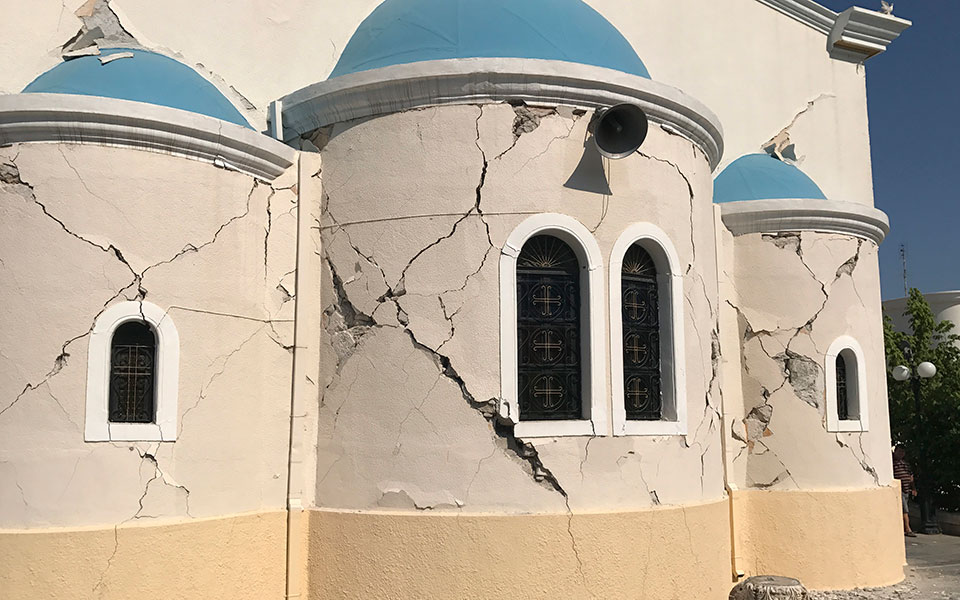 Δύο νεκροί και εικόνες καταστροφής από τα 6,6 Ρίχτερ στην Κω – μετράει τις πληγές του το νησί-14