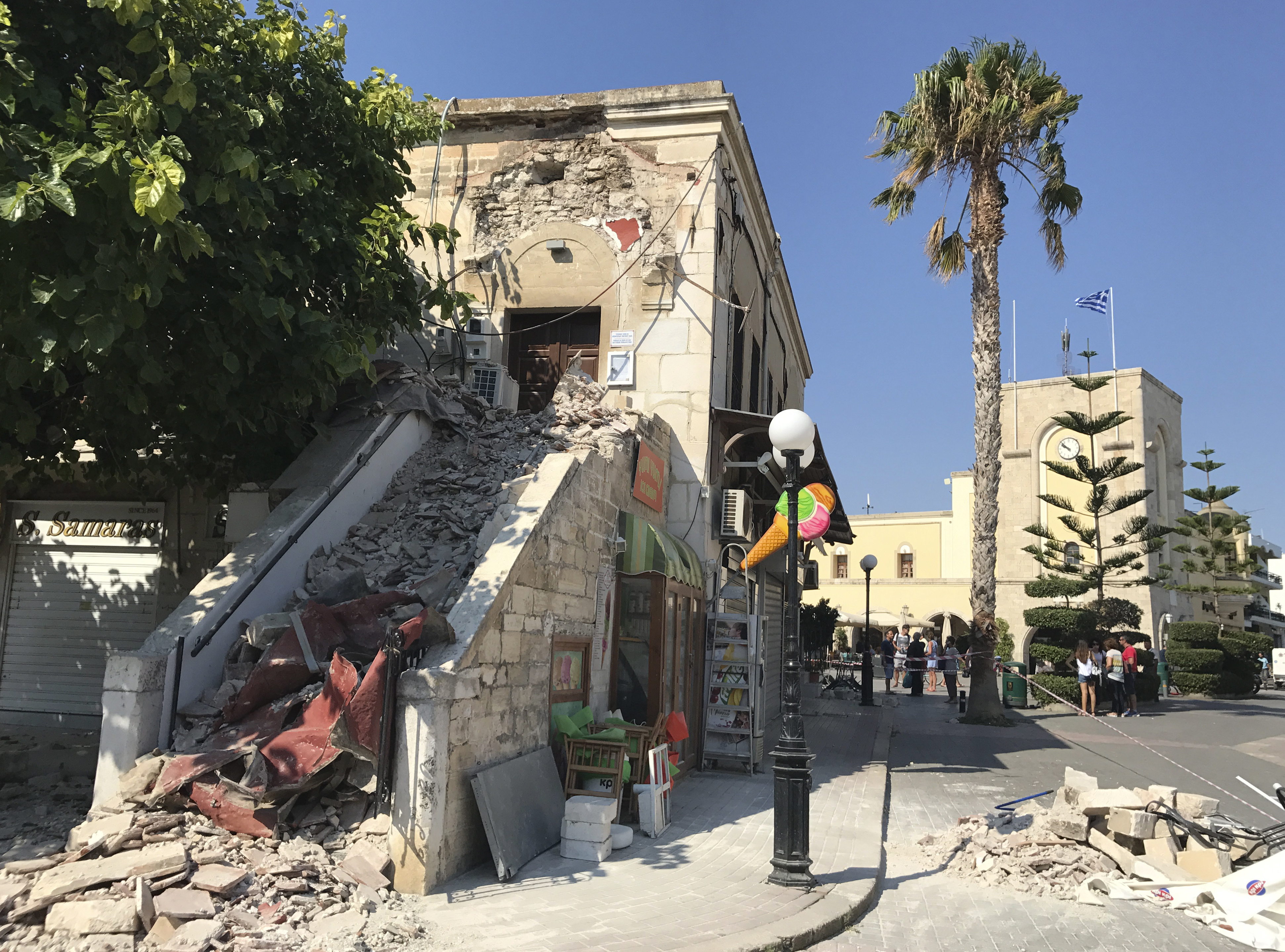 Δύο νεκροί και εικόνες καταστροφής από τα 6,6 Ρίχτερ στην Κω – μετράει τις πληγές του το νησί-11