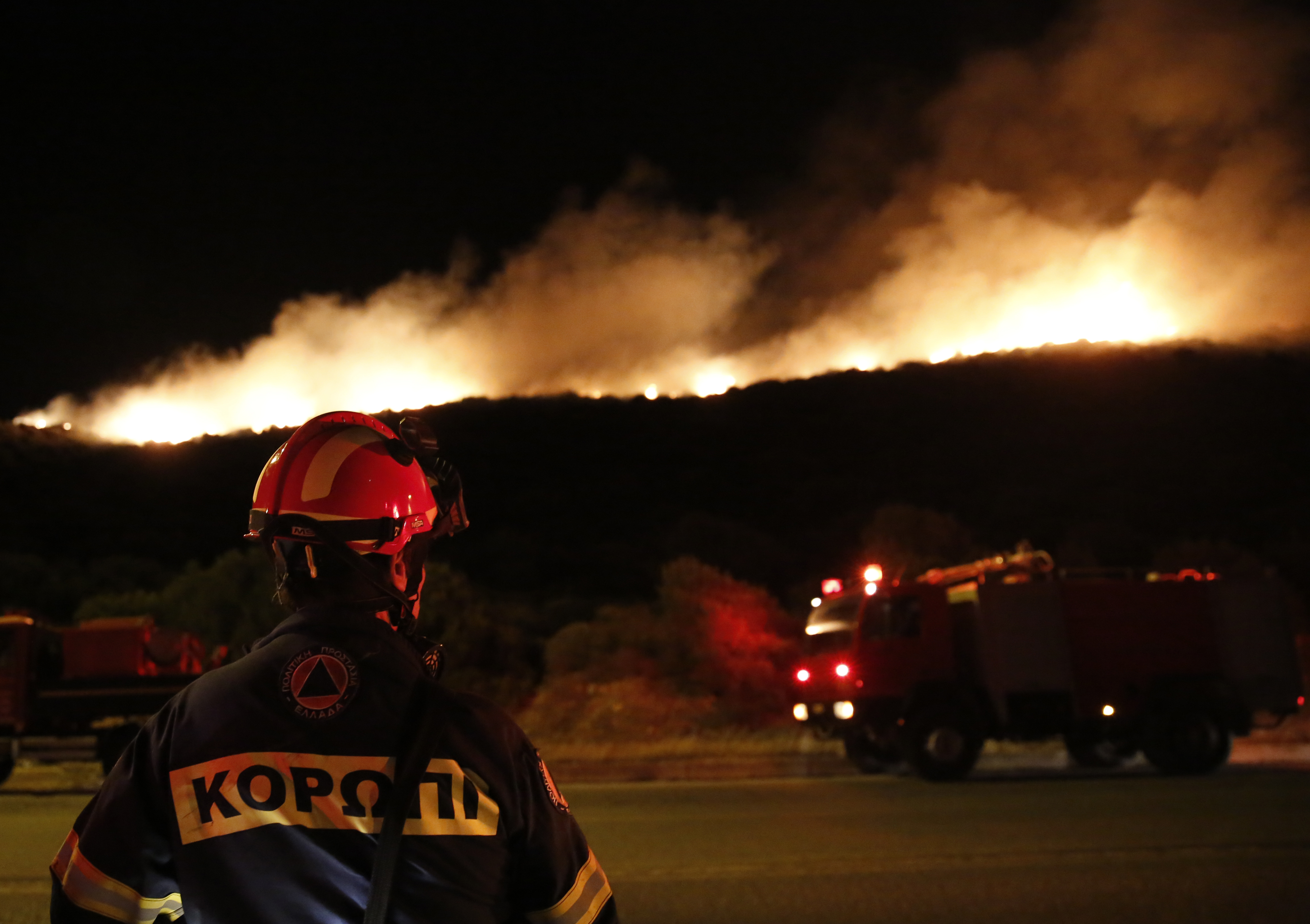 Μαίνεται η πυρκαγιά στα Καλύβια-1