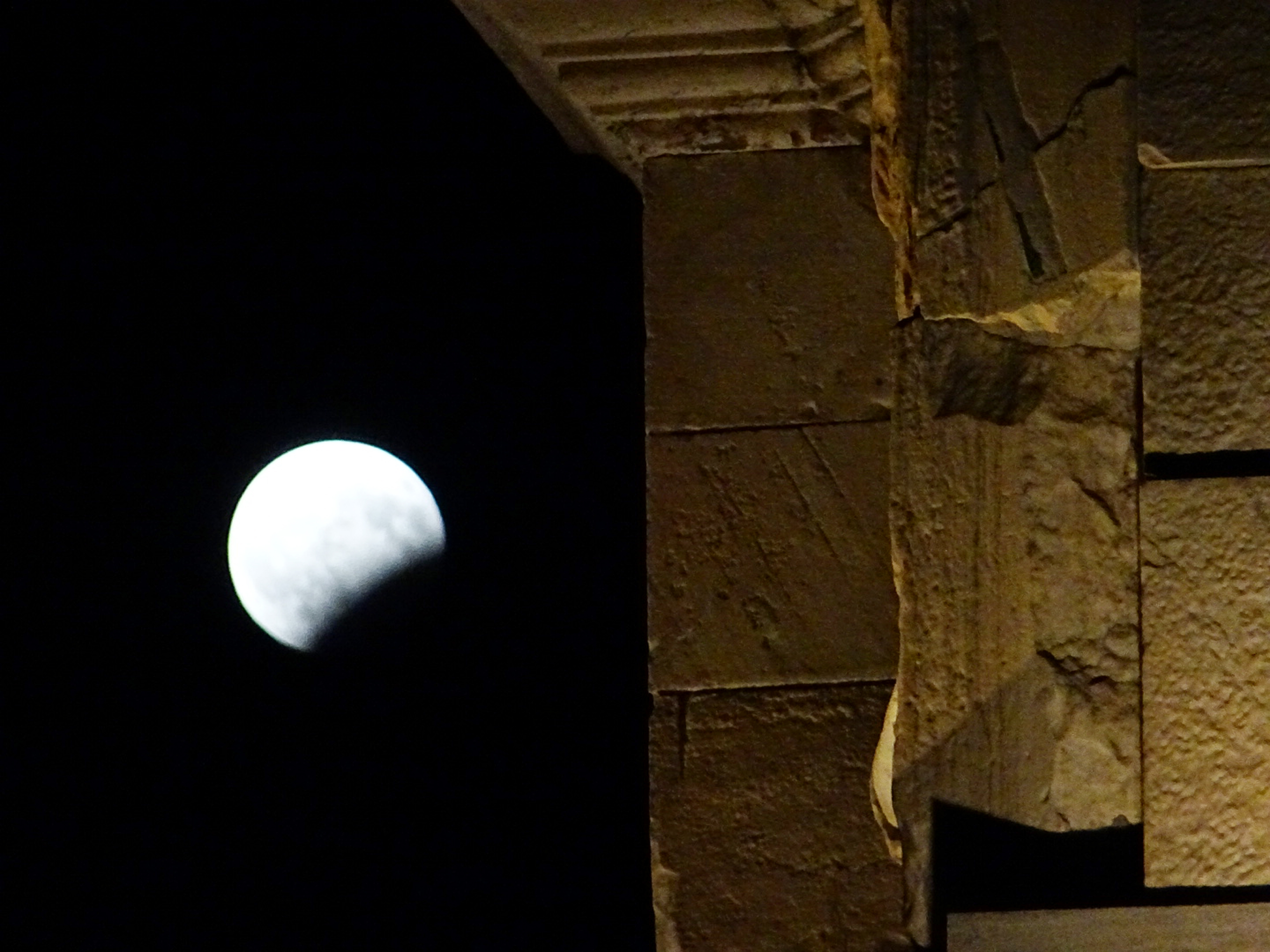 Πανσέληνος και έκλειψη Σελήνης δημιούργησαν ένα σπάνιο θέαμα (ΦΩΤΟ)-1