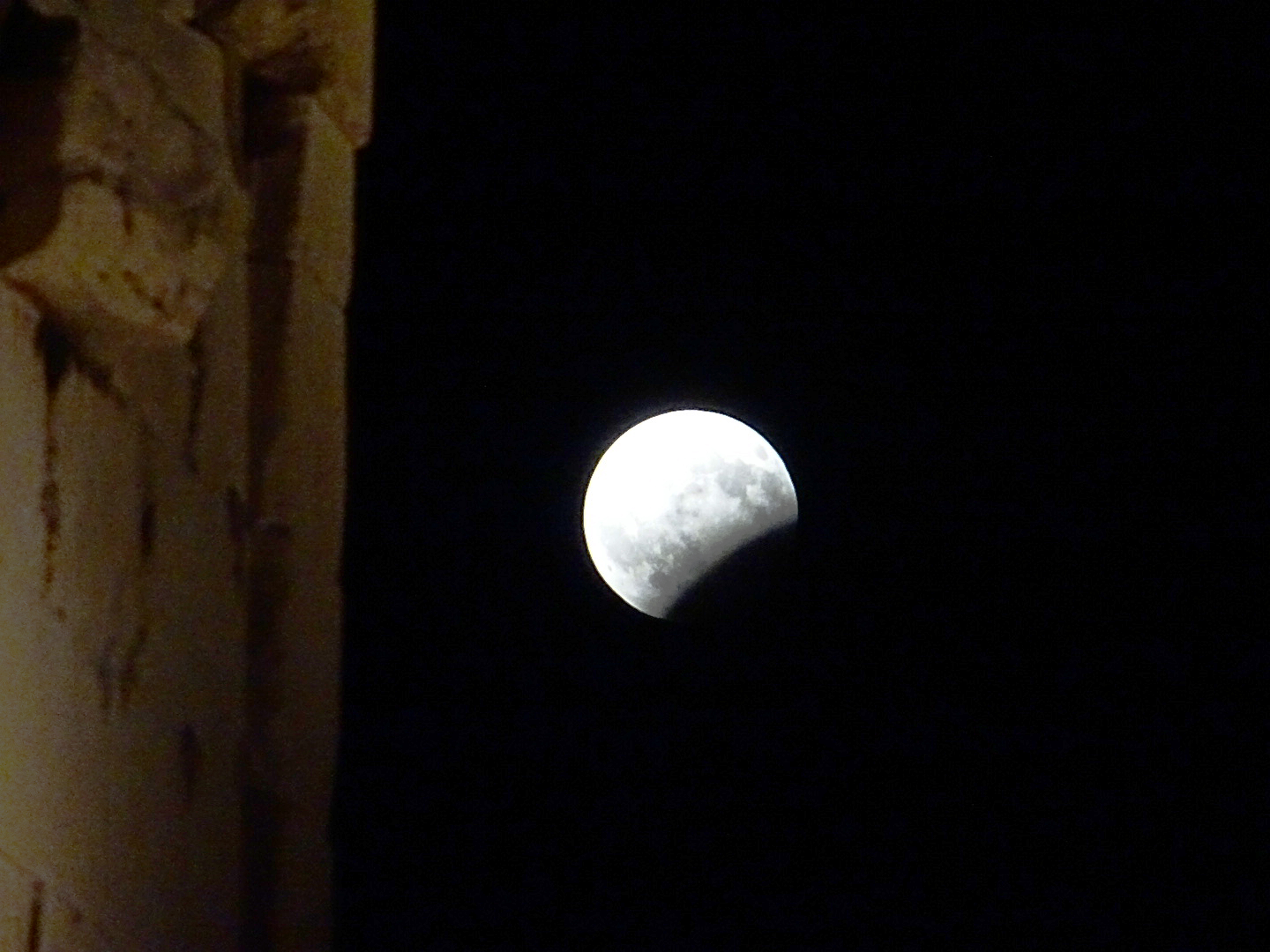 Πανσέληνος και έκλειψη Σελήνης δημιούργησαν ένα σπάνιο θέαμα (ΦΩΤΟ)-2