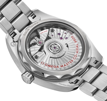 Ο Eddie Redmayne παρουσιάζει τα νέα OMEGA Seamaster Aqua Terra-11