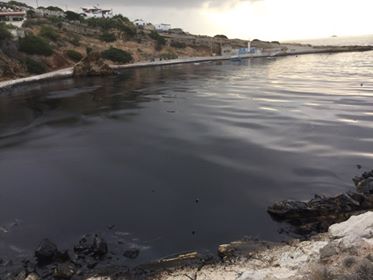 Πετρέλαιο στις ακτές της Σαλαμίνας από τη βύθιση του δεξαμενόπλοιου «Αγία Ζώνη»-1