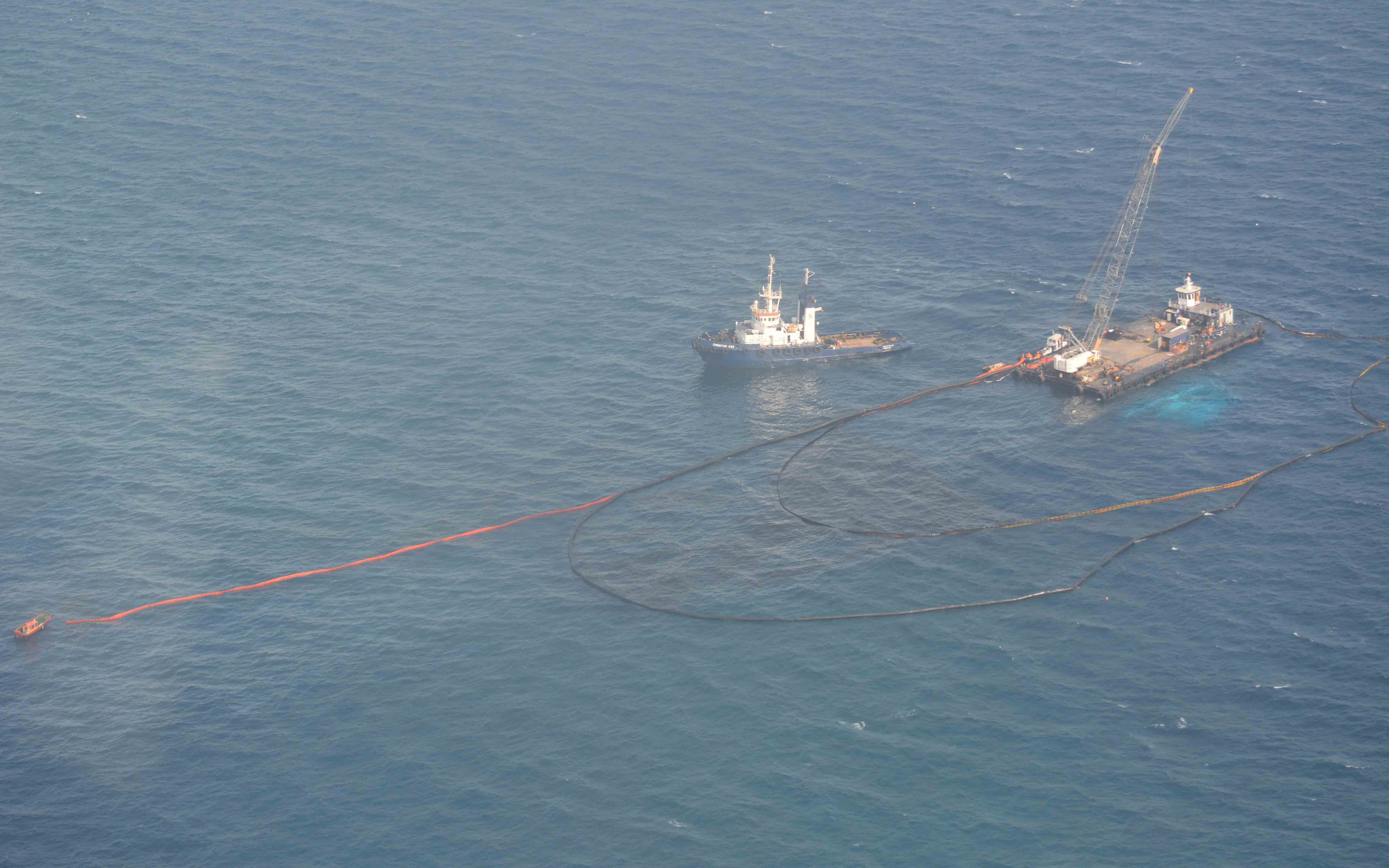 «Αγία Ζώνη ΙΙ»: Μεγάλα κομμάτια της πετρελαιοκηλίδας παρασύρθηκαν ανοιχτά της Πειραϊκής-3