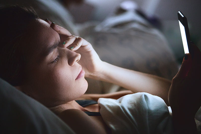 Κινητά και tablet καταστρέφουν τον ύπνο μας-1