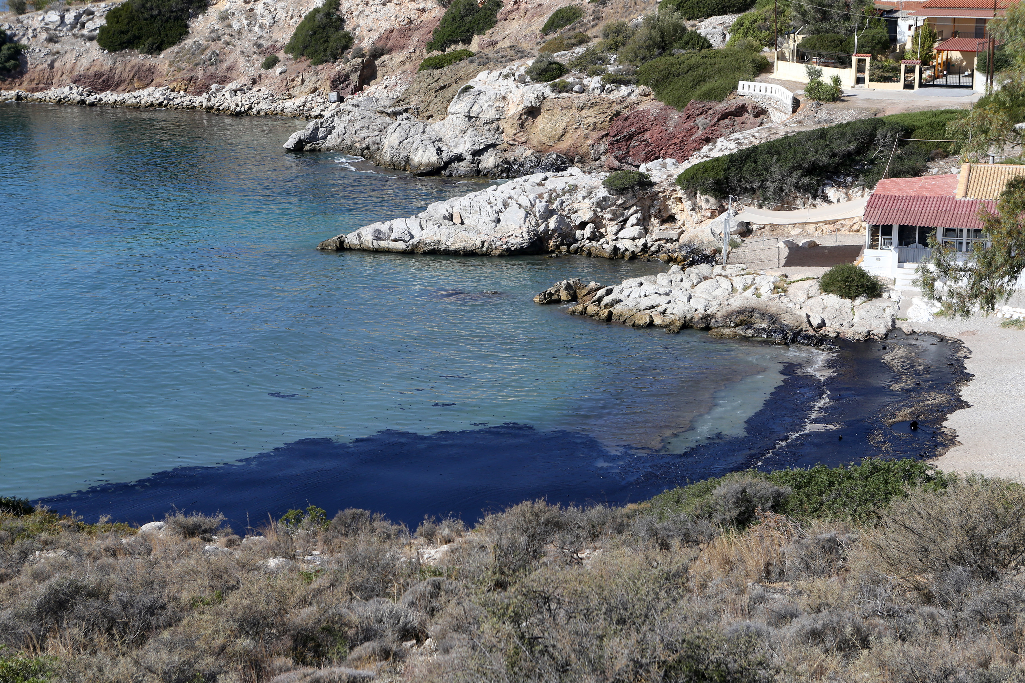 «Αγία Ζώνη ΙΙ»: Μεγάλα κομμάτια της πετρελαιοκηλίδας παρασύρθηκαν ανοιχτά της Πειραϊκής-5