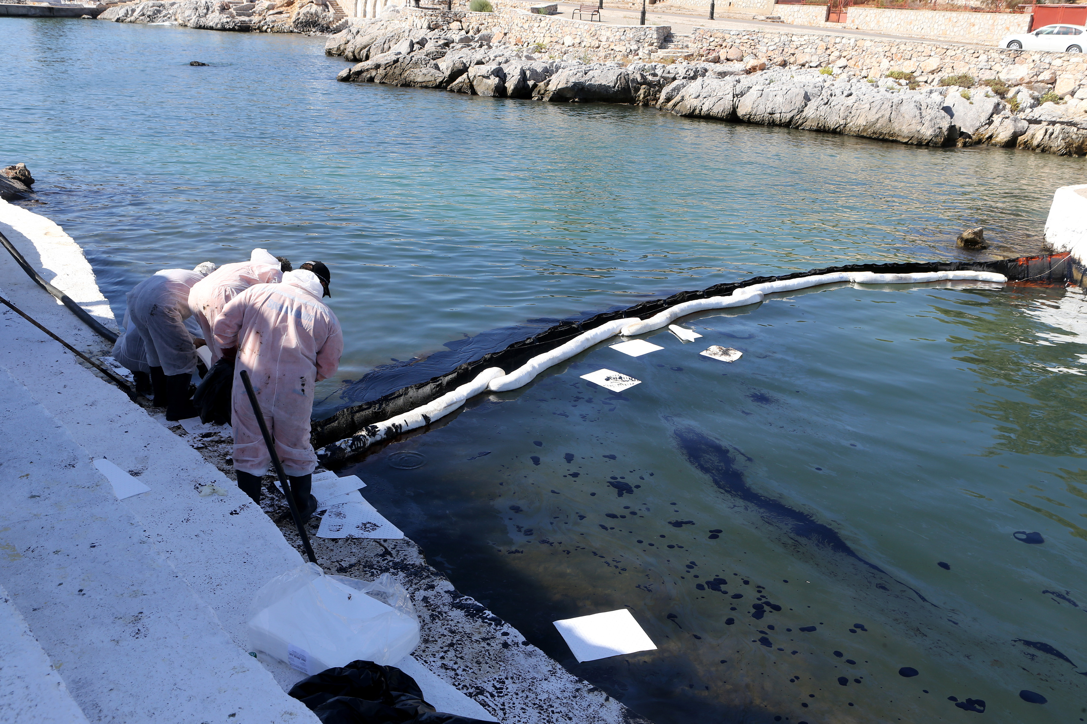 «Αγία Ζώνη ΙΙ»: Μεγάλα κομμάτια της πετρελαιοκηλίδας παρασύρθηκαν ανοιχτά της Πειραϊκής-4