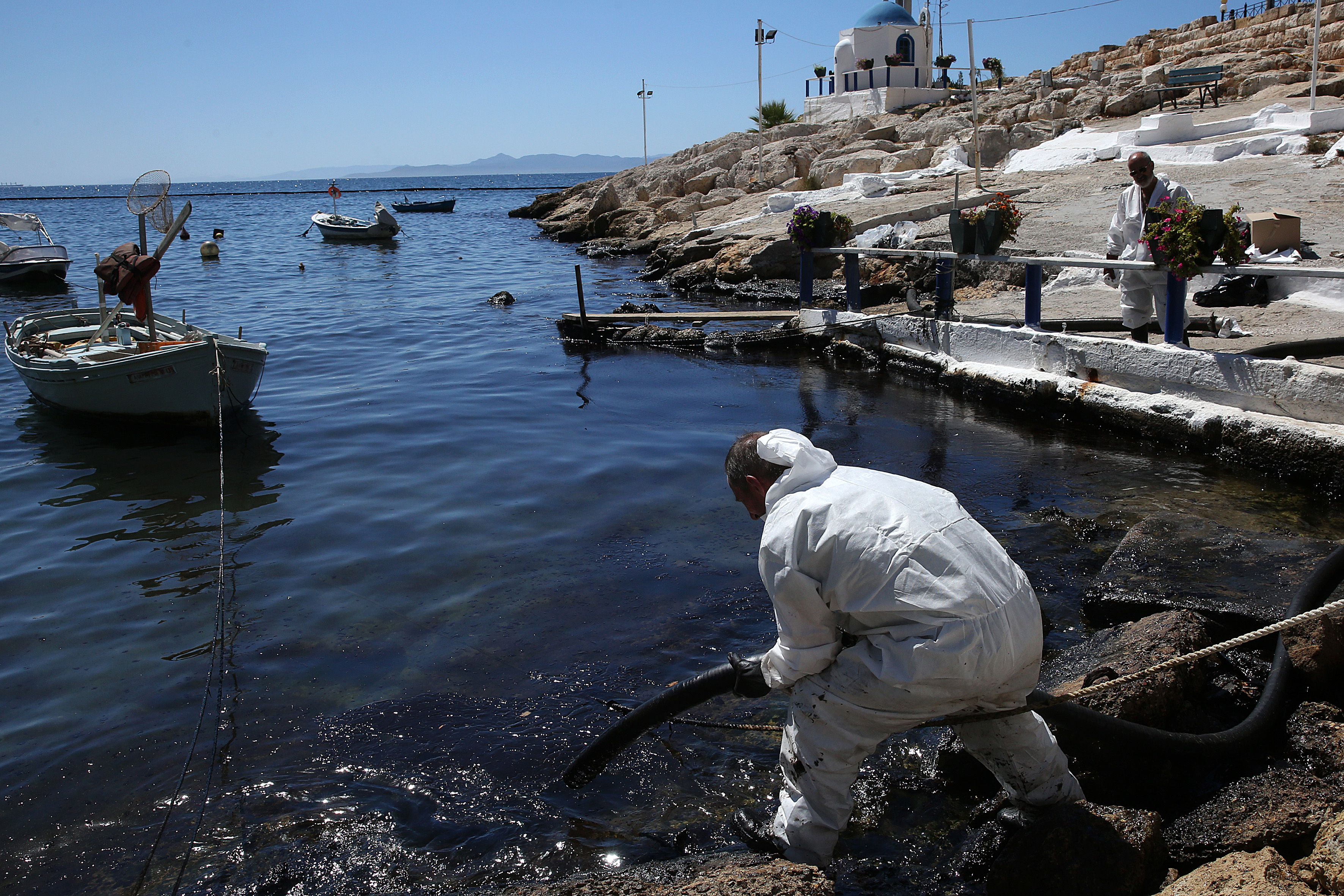 Περιβαλλοντικό έγκλημα στον Σαρωνικό – Στα «μαύρα» οι ακτές της Αττικής-1