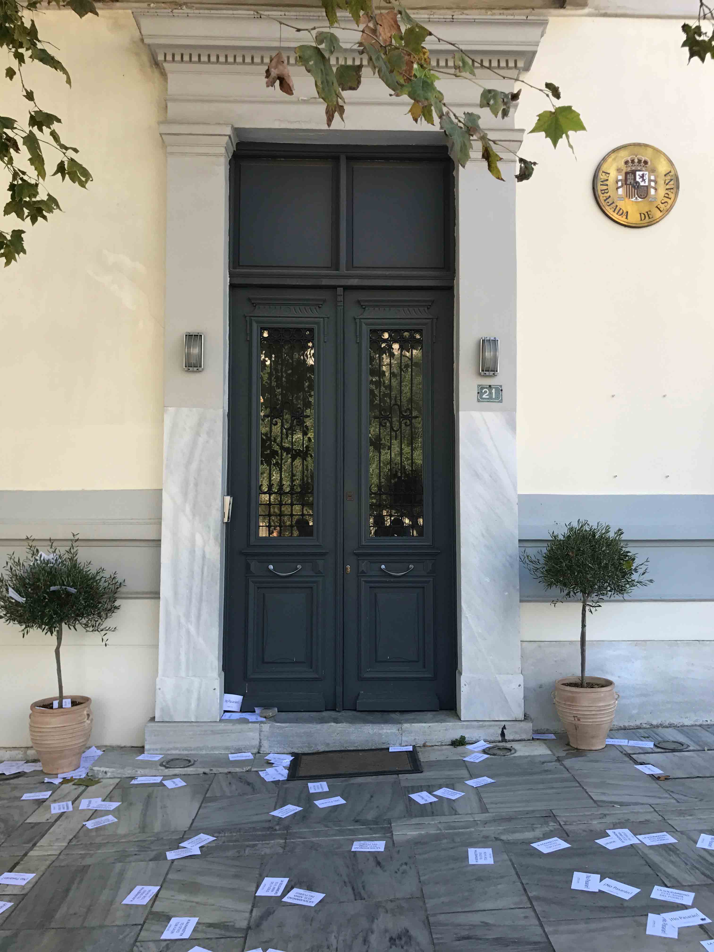 Σε συλλήψεις μετατράπηκαν οι 18 προσαγωγές μελών του Ρουβίκωνα στην ισπανική πρεσβεία-2